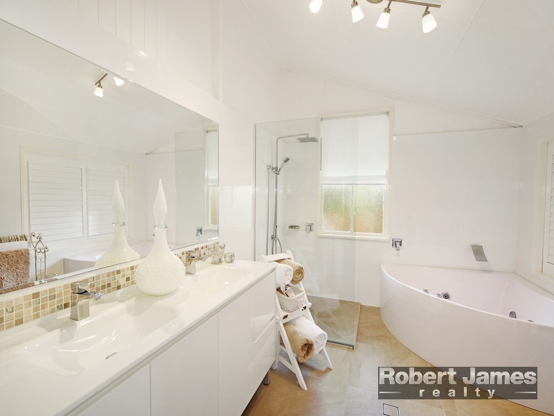 2 Pines Avenue, Cooroibah QLD 4565