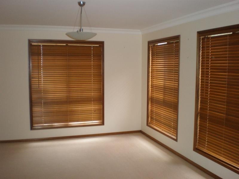 15 Scullin Street, Middle Ridge QLD 4350