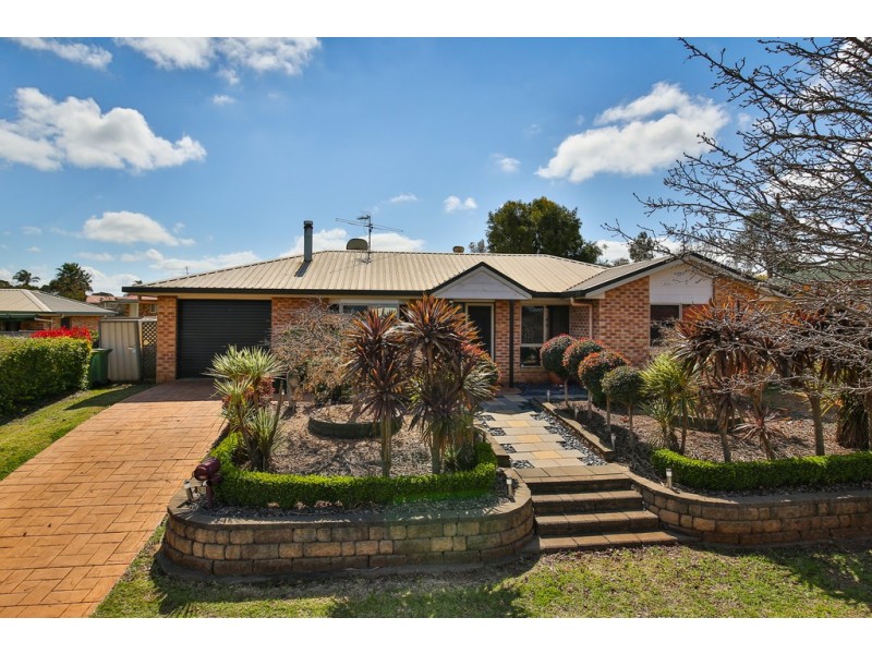 33 Gainsborough Drive, Glenvale QLD 4350