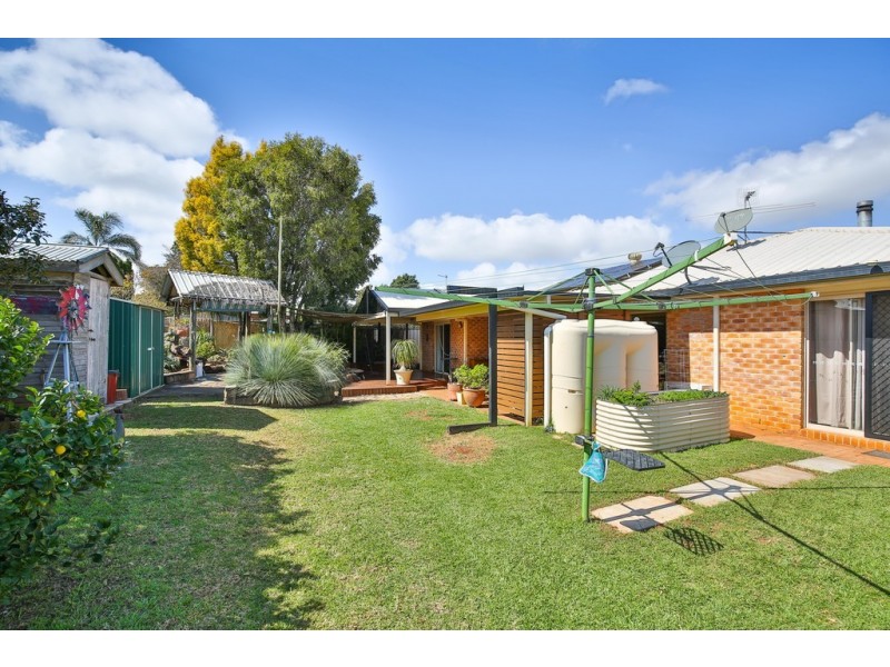 33 Gainsborough Drive, Glenvale QLD 4350