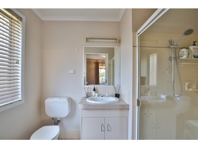 33 Gainsborough Drive, Glenvale QLD 4350