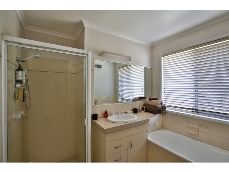 33 Gainsborough Drive, Glenvale QLD 4350