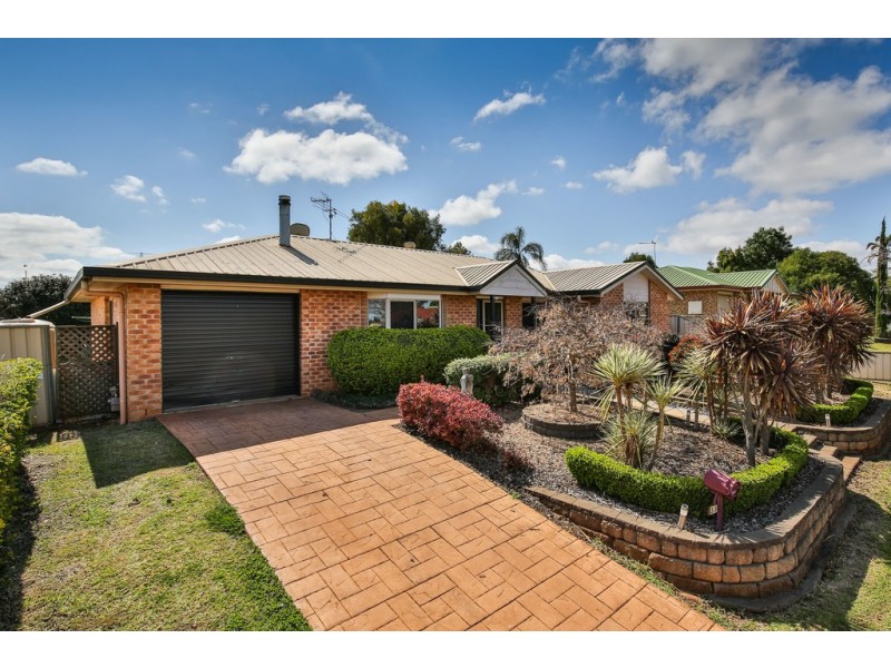 33 Gainsborough Drive, Glenvale QLD 4350
