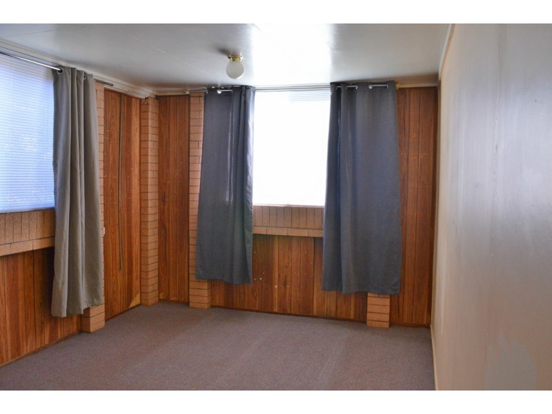 10 Croxley Street, Harristown QLD 4350