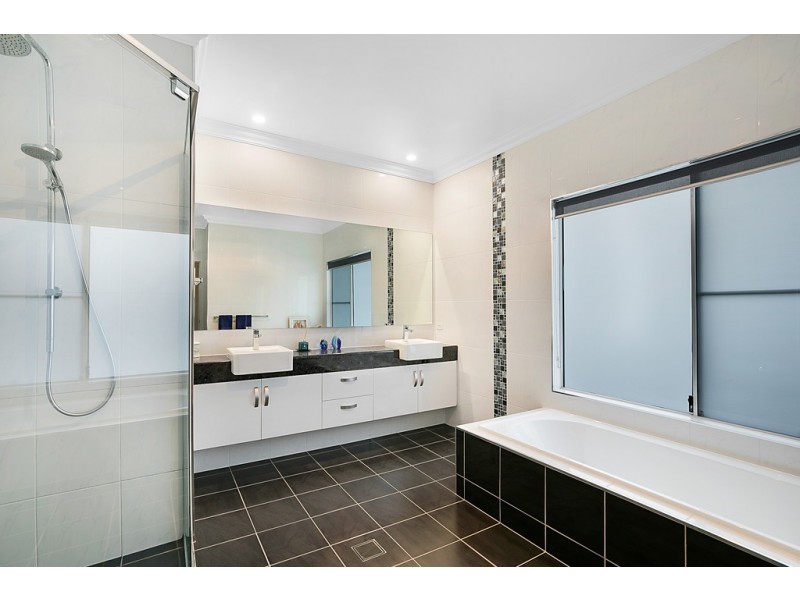 18 Manikato Drive, Hodgson Vale QLD 4352