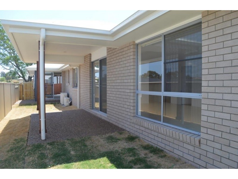 28 Carlin Street, Glenvale QLD 4350