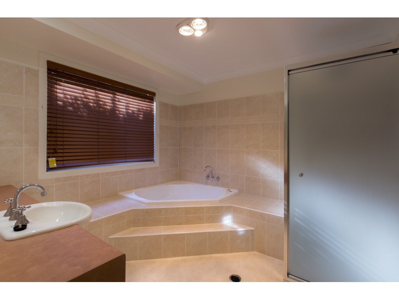 6 Jake Court, Middle Ridge QLD 4350