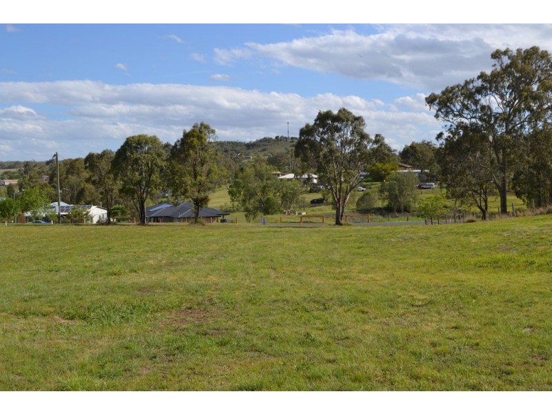 15 Neville Street, Meringandan West QLD 4352