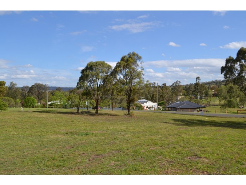15 Neville Street, Meringandan West QLD 4352
