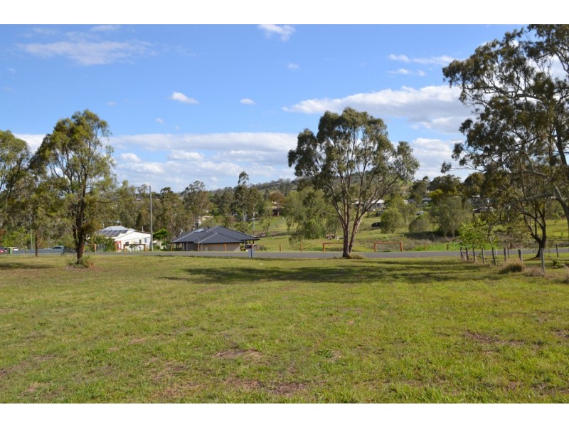 15 Neville Street, Meringandan West QLD 4352