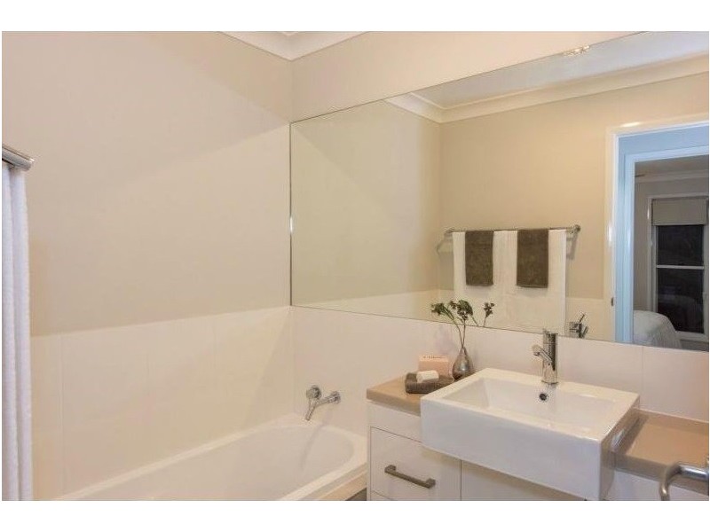 1/241D Mackenzie Street, Centenary Heights QLD 4350
