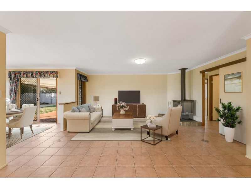 10 Donna Court, Kearneys Spring QLD 4350
