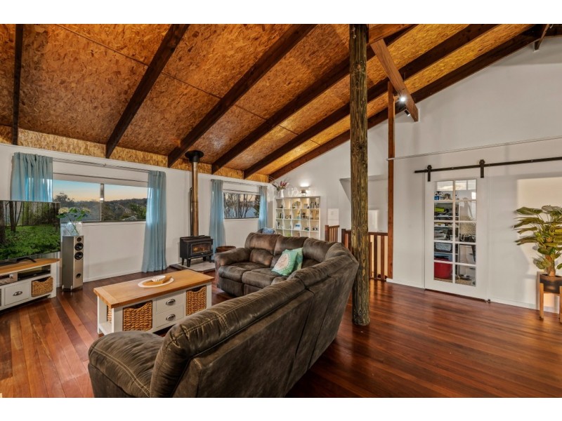 11 Hillview Court, Top Camp QLD 4350