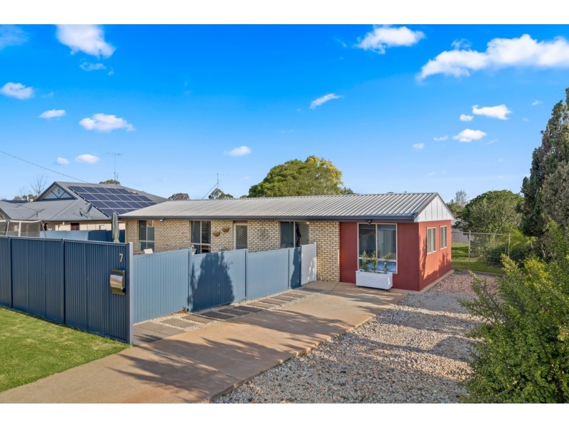 7 Russell Court, Wyreema QLD 4352
