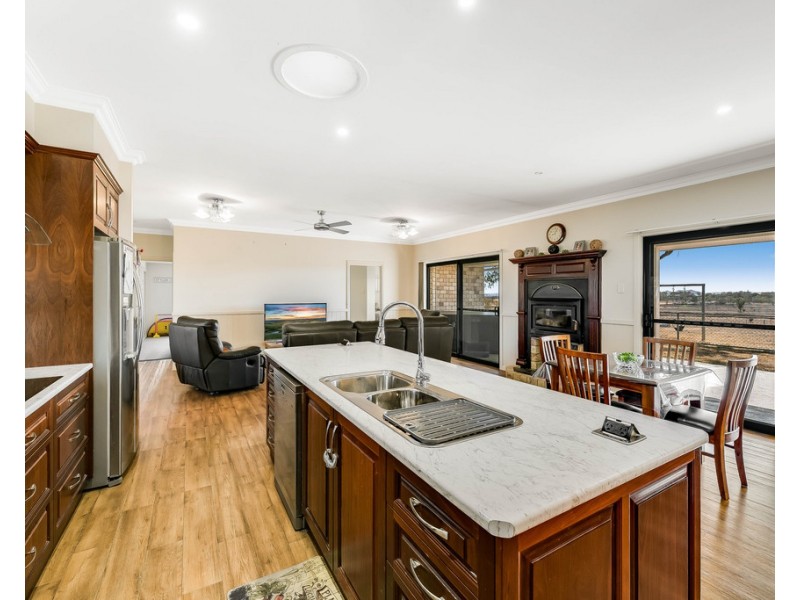 102 Crighton Road, Biddeston QLD 4401