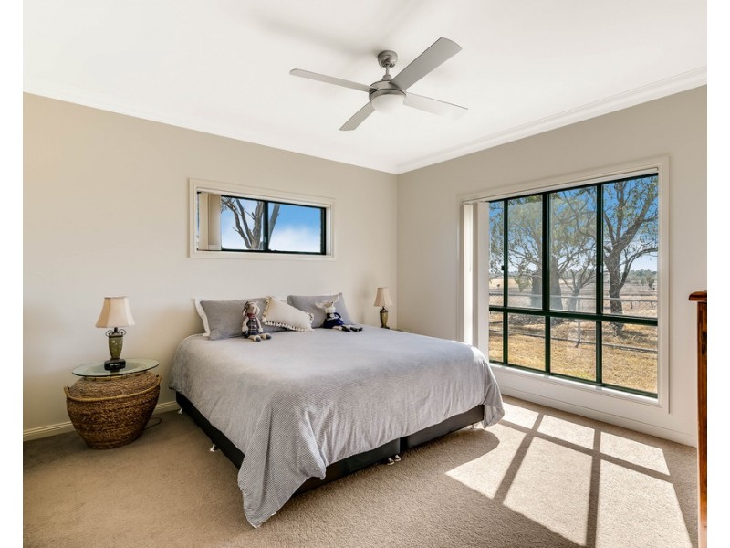 102 Crighton Road, Biddeston QLD 4401
