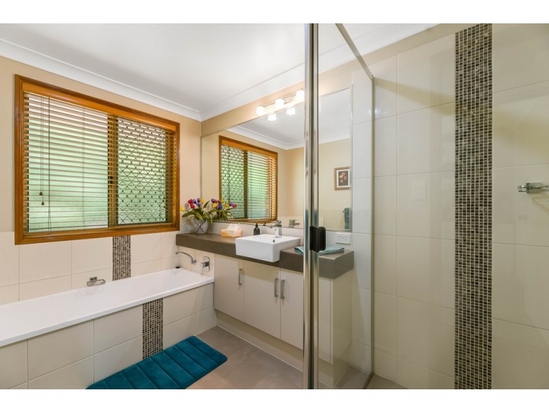 42 Harvey Street, Mount Lofty QLD 4350