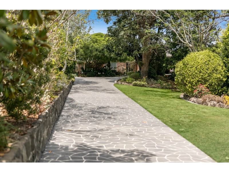 42 Harvey Street, Mount Lofty QLD 4350