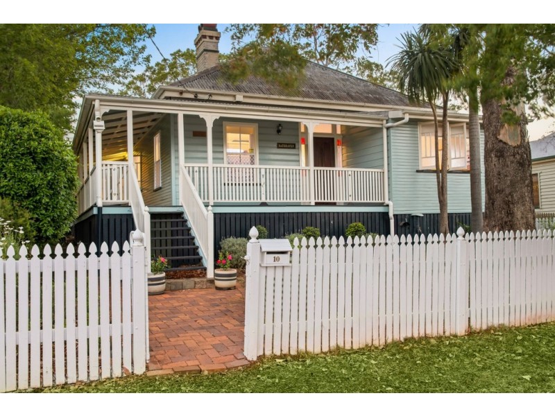 10 Roseberry Street, North Toowoomba QLD 4350