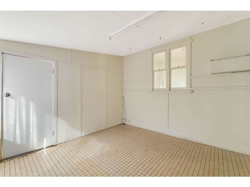 307 James Street, Newtown QLD 4350