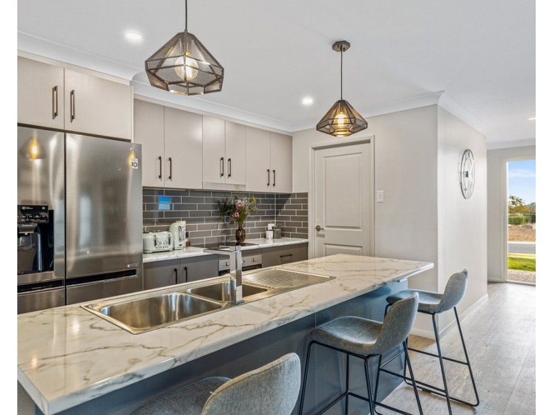 35 Whitefield Street, Glenvale QLD 4350