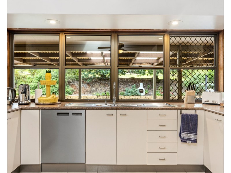 8 Valley View Drive, Meringandan West QLD 4352