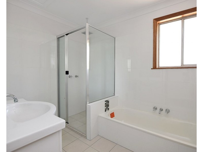 8 Barrymount Crescent, Mount Lofty QLD 4350