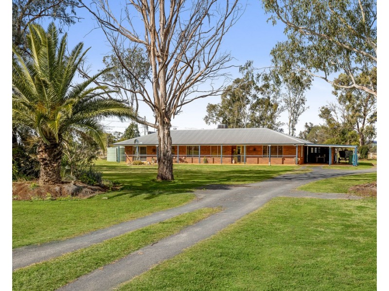 113 Oakey Crosshill Road, Oakey QLD 4401