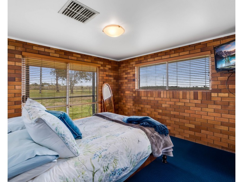 113 Oakey Crosshill Road, Oakey QLD 4401