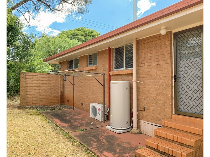 2/16A Debra Street, Centenary Heights QLD 4350