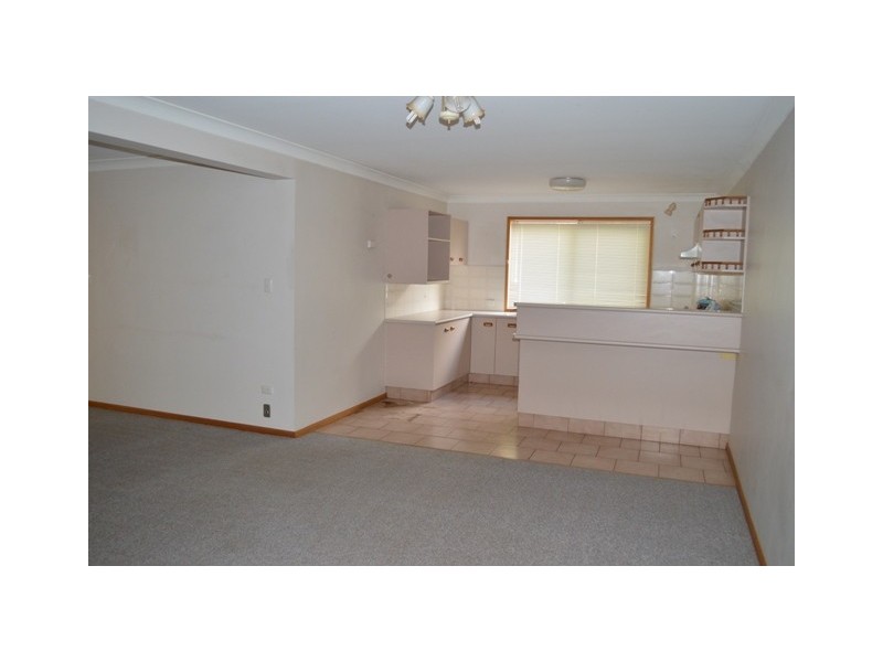 2/180 Russell Street, Newtown QLD 4350