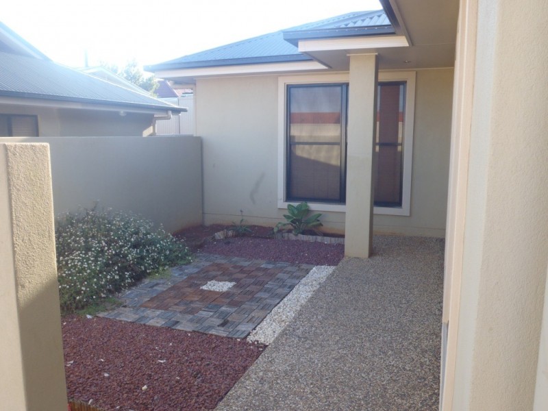 3/301B James Street, Newtown QLD 4350