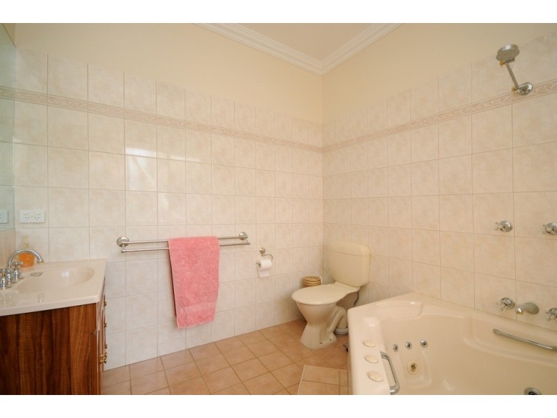 27 Windemere Terrace, Mount Lofty QLD 4350