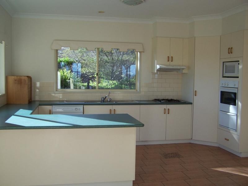 8 Lanbar Court, Glenvale QLD 4350