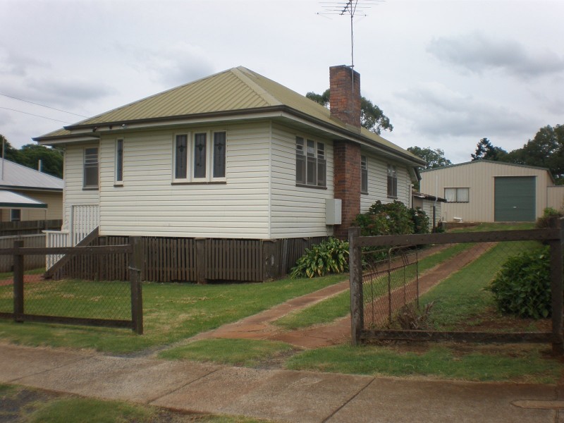 8 Llewellyn Street, Centenary Heights QLD 4350
