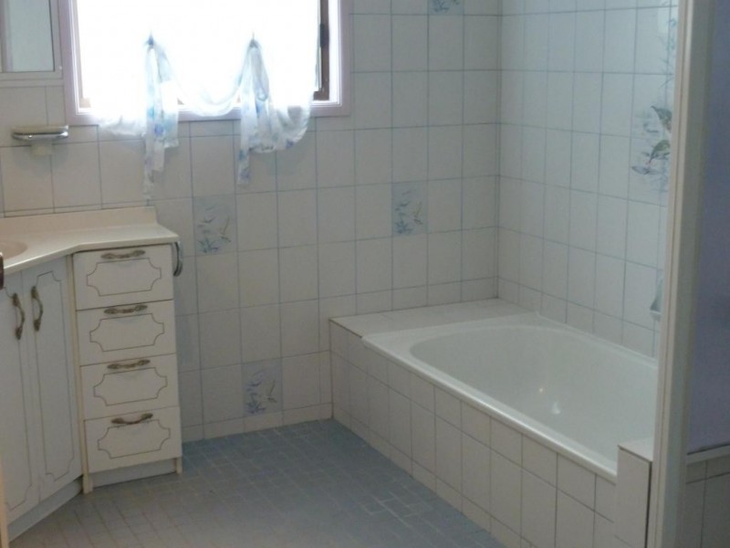 14 Creek St, Cambooya QLD 4358