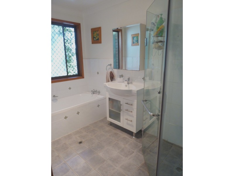 6 Birdland Dr, Glenvale QLD 4350