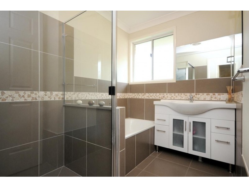 4 Wehl Ct, Mount Rascal QLD 4350