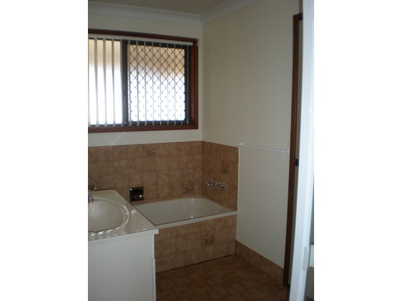 2 Croydon Street, Harristown QLD 4350