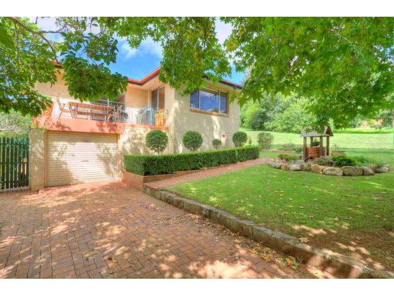 8 Ferguson Street, Mount Lofty QLD 4350