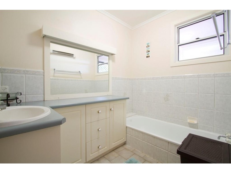 8 Ferguson Street, Mount Lofty QLD 4350