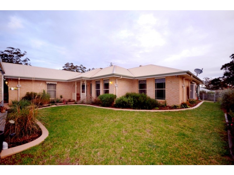 1  Kimdon Crescent, Highfields QLD 4352