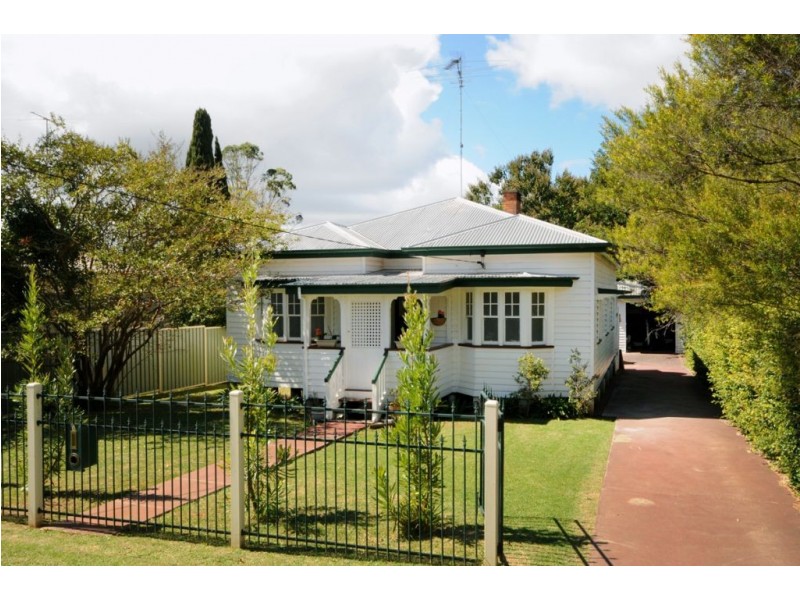 6 Tozer, Newtown QLD 4350