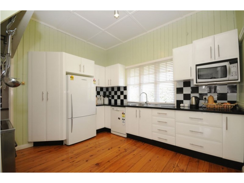 6 Tozer, Newtown QLD 4350