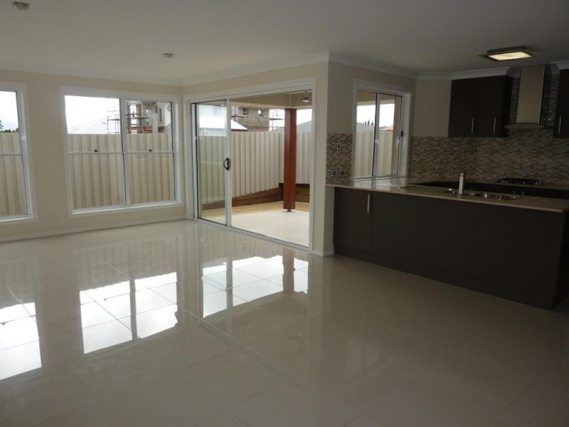 2/14 Ethan Street, Middle Ridge QLD 4350