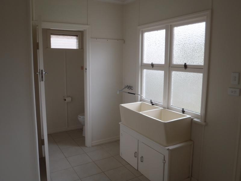 377 Tor Street, Newtown QLD 4305