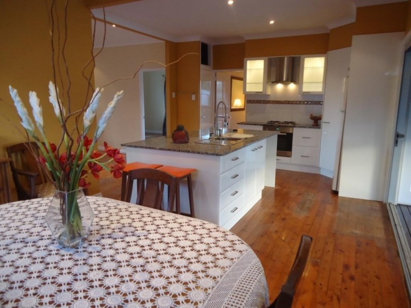 11 Kooroongah Street, Mount Lofty QLD 4350