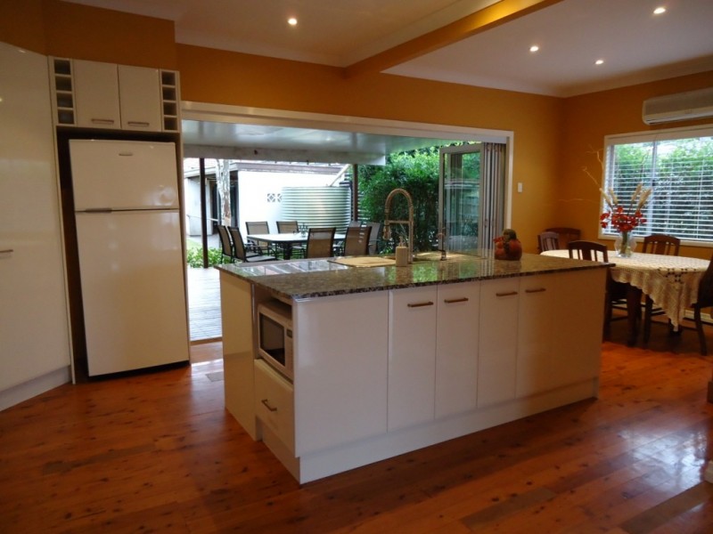 11 Kooroongah Street, Mount Lofty QLD 4350