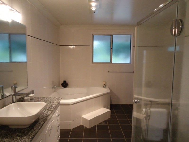 11 Kooroongah Street, Mount Lofty QLD 4350