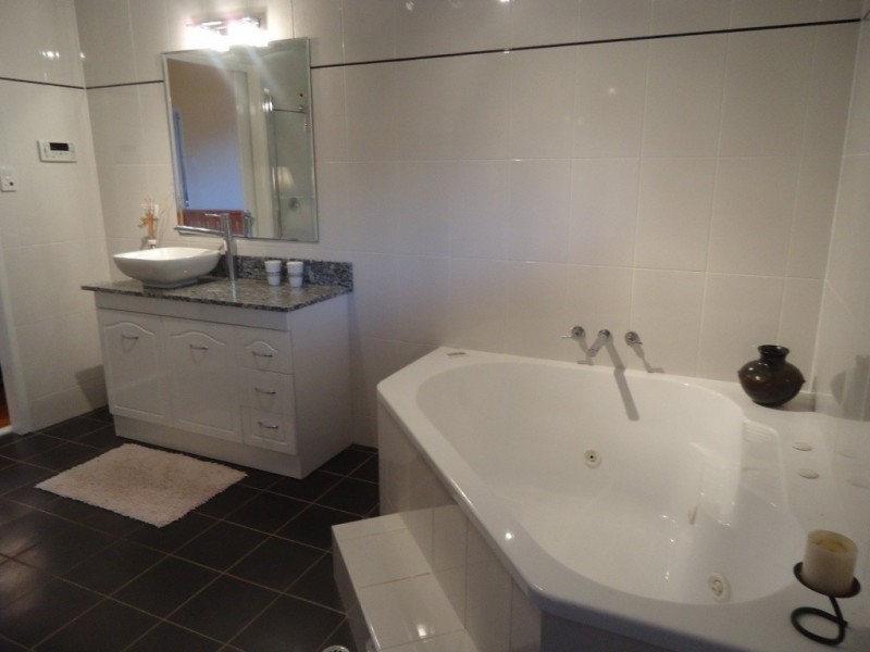 11 Kooroongah Street, Mount Lofty QLD 4350